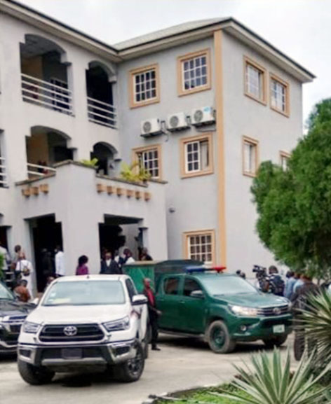 Drama as DSS, prison services tussle over Emefiele’s custody