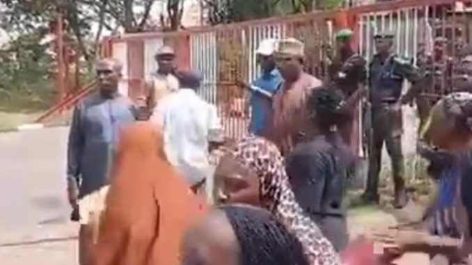 Police Retirees Storm Aso Rock, Request to See Tinubu Over Poor Pension