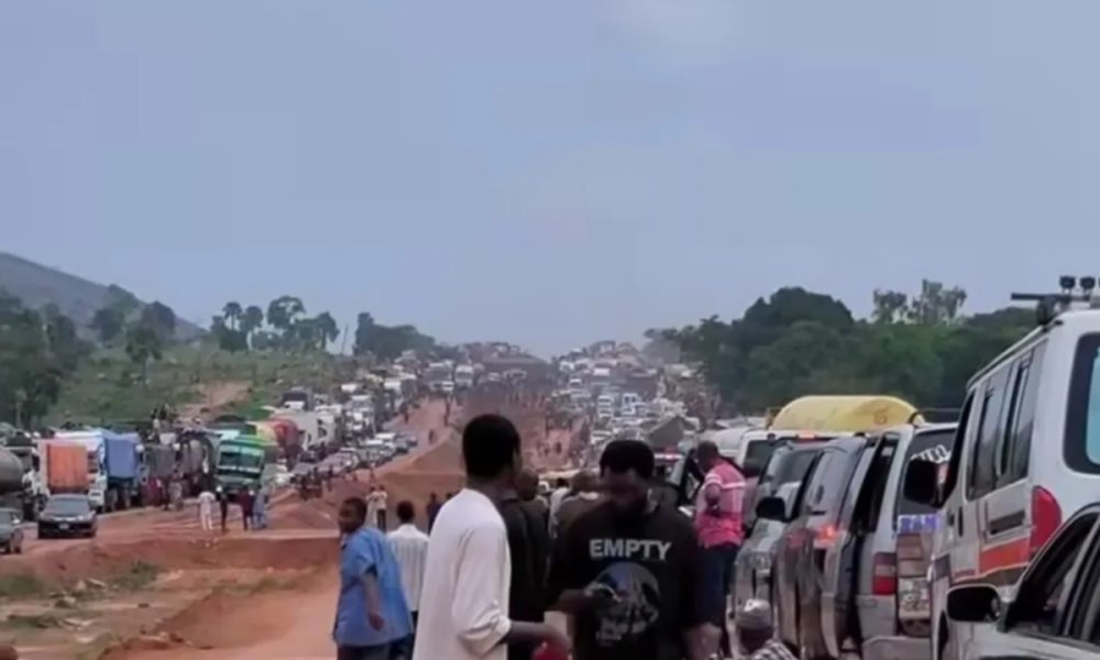 Travelers Stranded as Massive Gridlock Hits Abuja–Kaduna Highway Ahead of Eid-el-Kabir